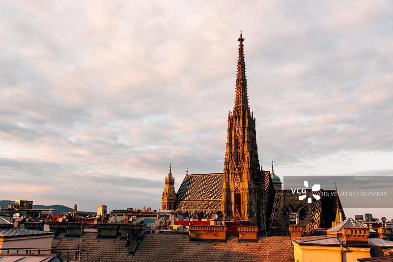 日落时分的圣斯蒂芬大教堂（Stephansdom），维也纳，奥地利，鸟瞰图图片素材