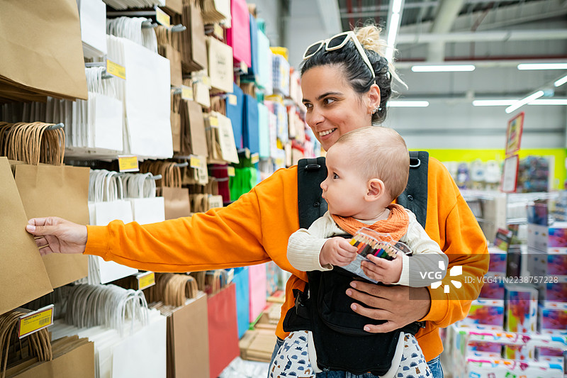 母子俩在购物时增进感情图片素材