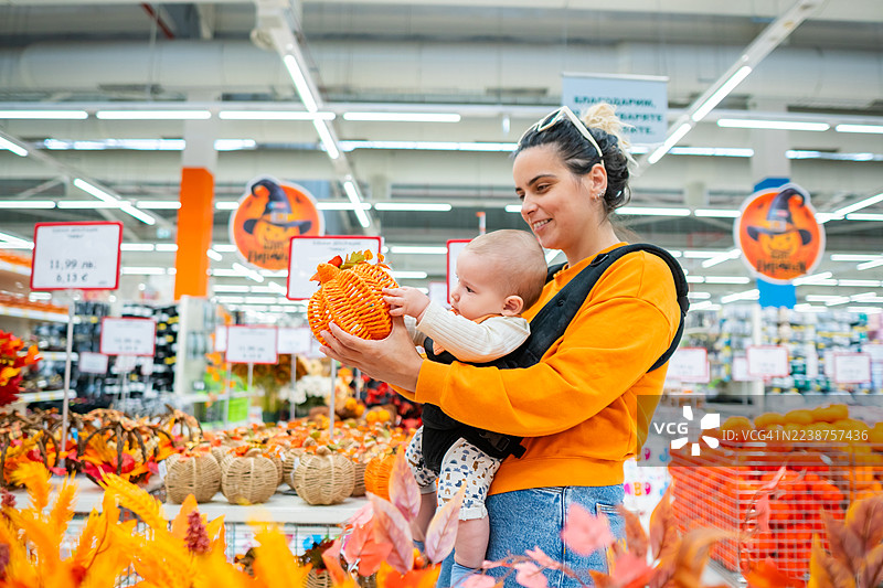 妈妈和宝宝探索万圣节装饰品图片素材