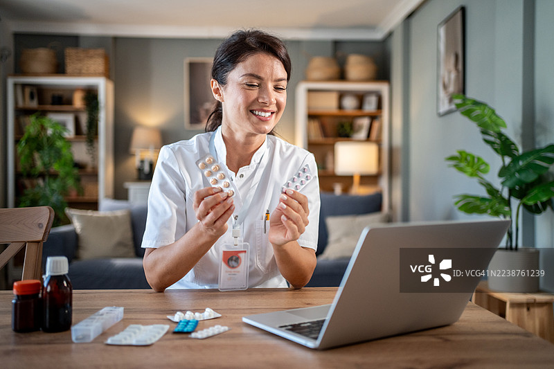 医生进行远程医疗咨询，在视频通话中展示药物选择图片素材