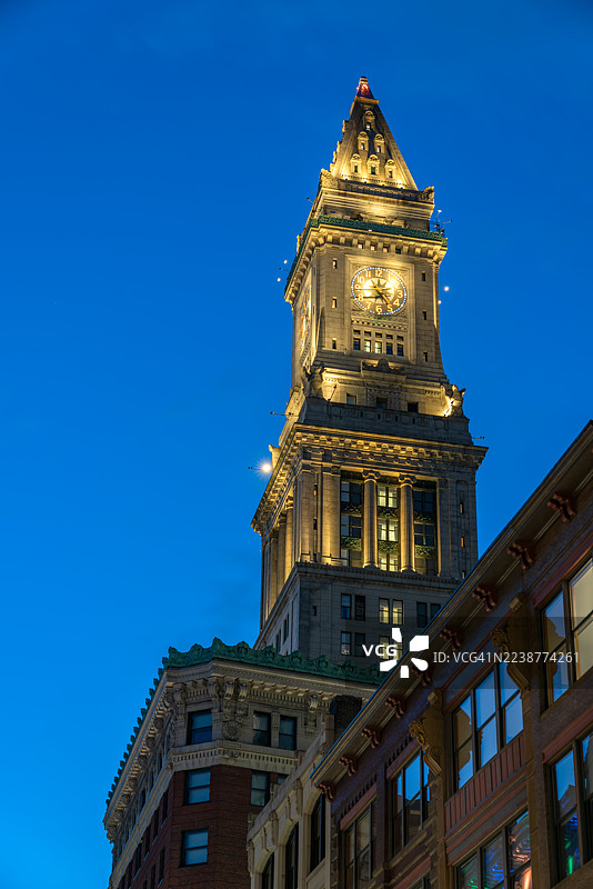 日落时分，灯火辉煌的波士顿历史钟楼，马萨诸塞州，美国图片素材