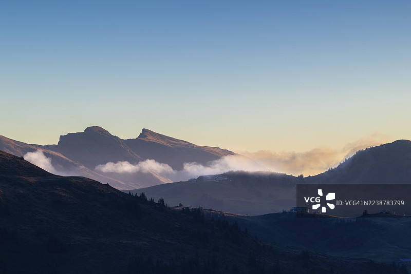 从福尔卡约赫(Furkajoch)望向霍赫伊芬(Hoher Ifen),雾海之上的山峰,黎明,秋季,福拉尔贝格州,奥地利图片素材