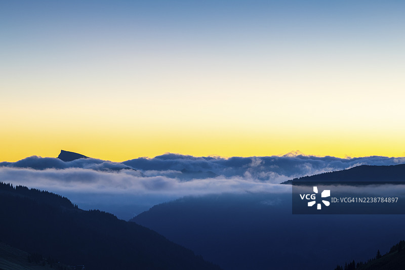 福尔卡约赫 (Furkajoch) 望向霍赫伊芬 (Hoher Ifen) 的山脉,晨曦中的雾海,秋季,奥地利福拉尔贝格州图片素材