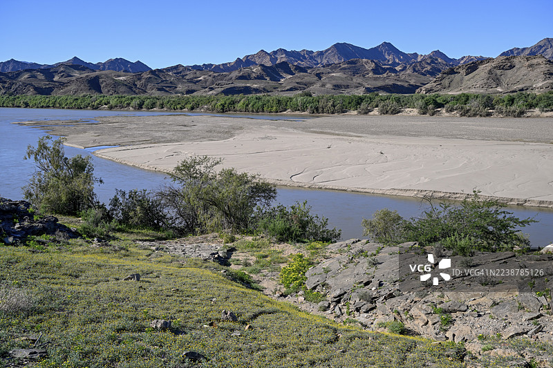 纳米比亚卡拉斯地区奥兰治蒙德附近的奥兰治河盛开的风景图片素材