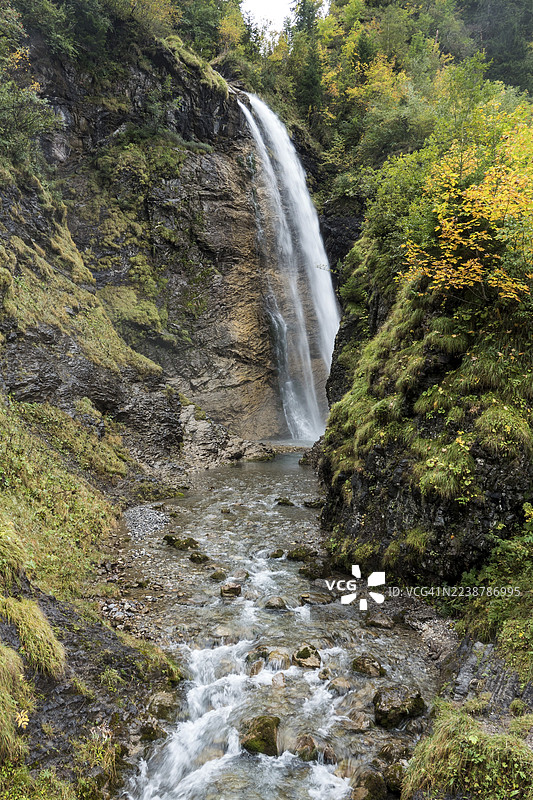 施图伊本格瀑布，位于德国巴伐利亚州上阿尔高县上阿尔高地区的奥伊塔尔，靠近上阿本斯多夫图片素材