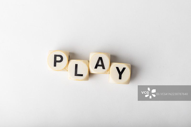 白色积木拼出的“Play”字母，带有黑色字母，背景简洁，适用于创意用途图片素材