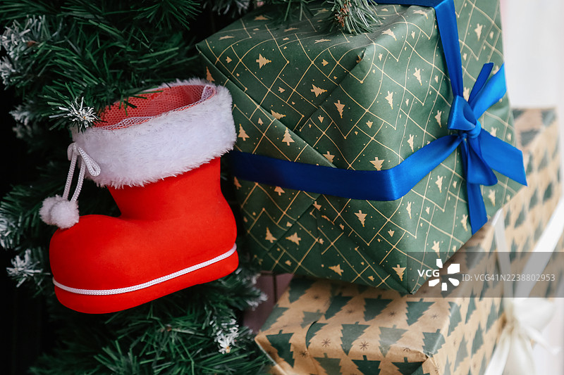 用圣诞工艺纸和圣诞袜包装的新年礼品盒图片素材