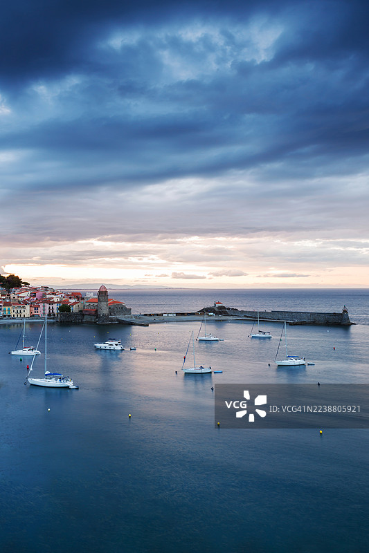 法国南部科利尤尔，阴天，地中海旁的历史古镇（法国科特尔韦尔梅耶）图片素材