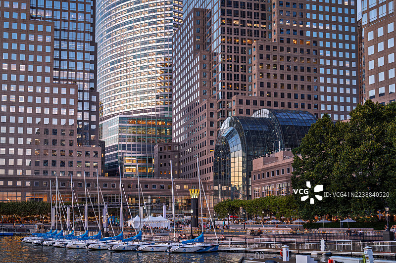 北湾码头停泊的帆船景观，位于曼哈顿下城的布鲁克菲尔德广场图片素材