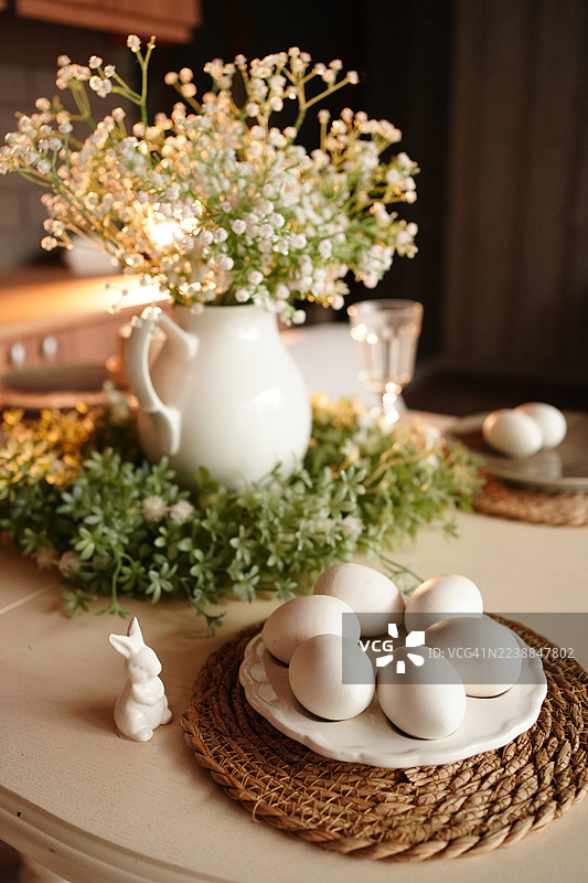 复活节装饰，包含彩蛋、兔子和满天星花束。图片素材
