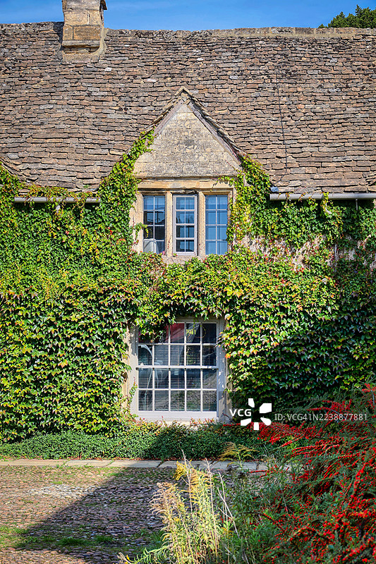 古老的石头小屋，带有窗户图片素材