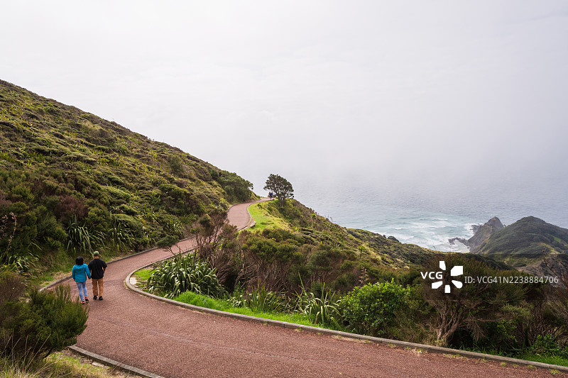 探险二人组在崎岖的山地中行进图片素材