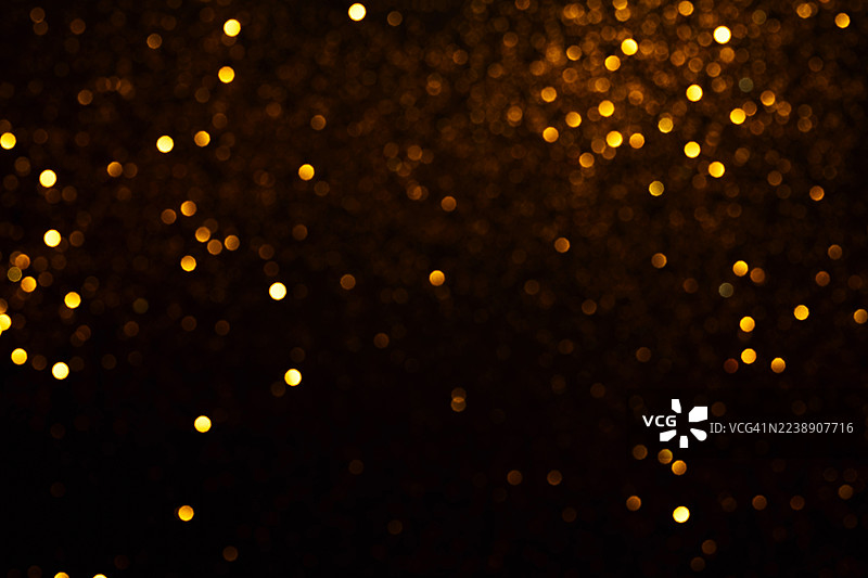 深邃负空间中的金色散景云。图片素材