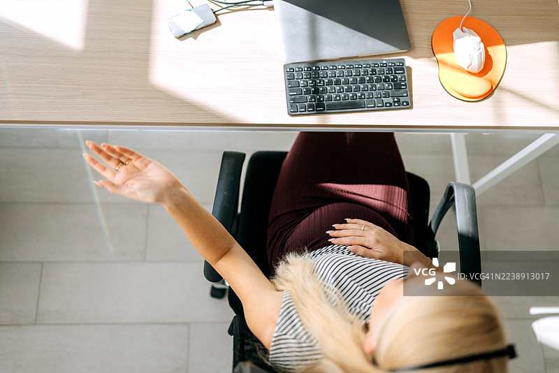 孕妇在办公室担任客服代表图片素材