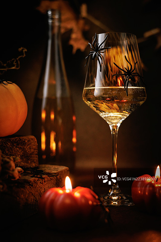 万圣节饮品布置，包含白葡萄酒和诡异装饰图片素材