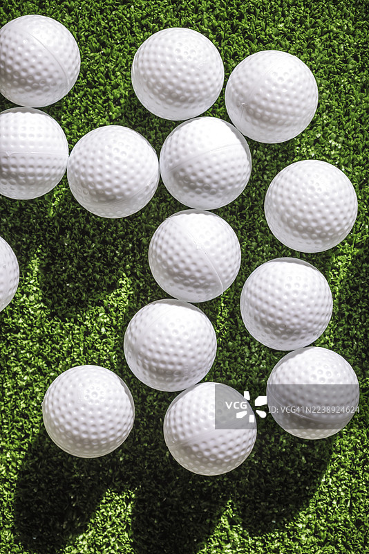 草地上的高尔夫球图片素材