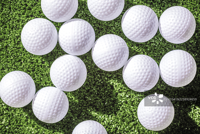 草地上的高尔夫球图片素材