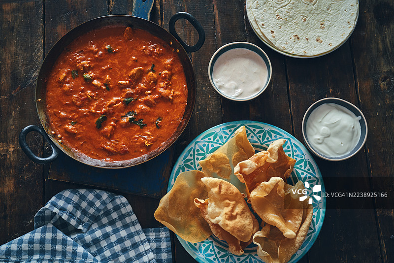 印度鸡肉咖喱配印度烤饼和脆饼图片素材
