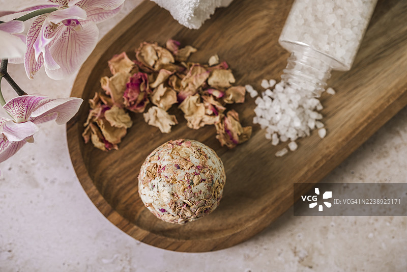 玫瑰花瓣浴弹与浴盐图片素材