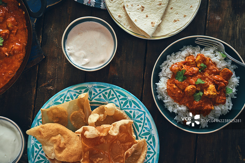 印度鸡肉咖喱配印度烤饼和脆饼图片素材