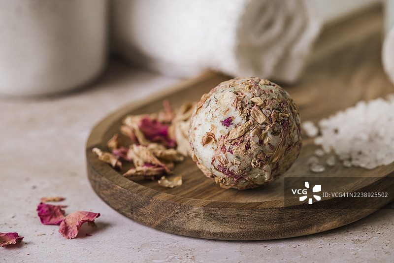 玫瑰花瓣浴球与浴盐图片素材