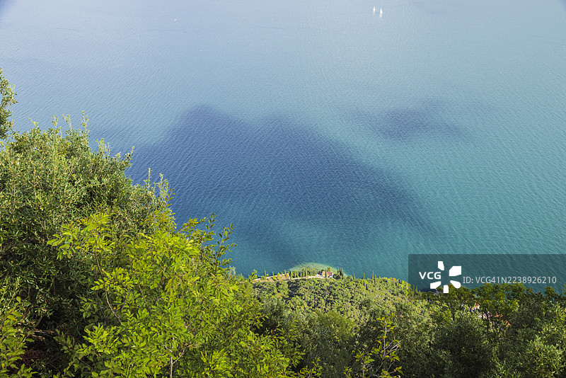 加尔达湖专属海滩区图片素材