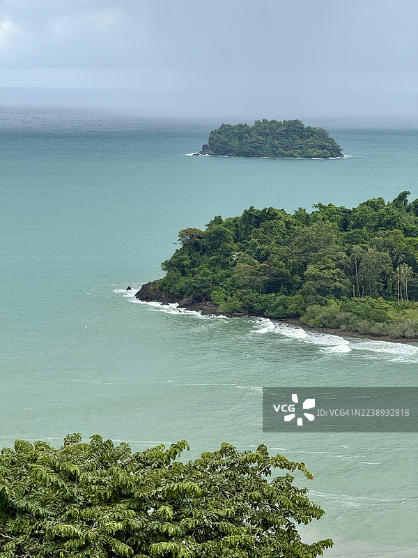 雨季中的象岛 - 凯贝湾标志性岛屿的部分景观。图片素材