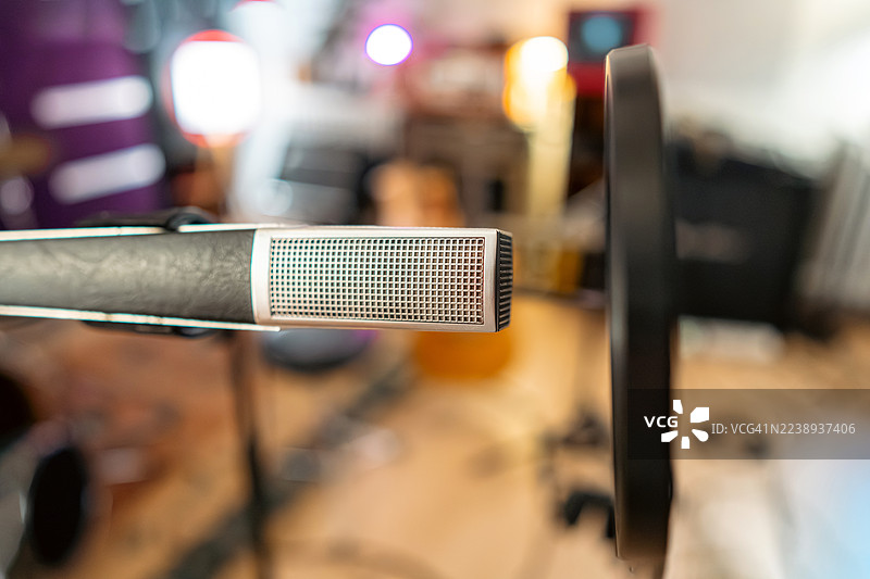 录音棚里的麦克风和防喷罩图片素材