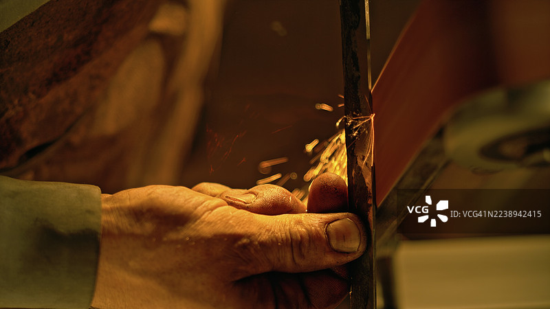 工匠熟练地进行金属加工，火花四溅图片素材
