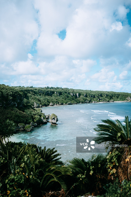 日本鹿儿岛奄美群岛的冲永良部岛，拥有郁郁葱葱的绿色海岸线和珊瑚礁。图片素材