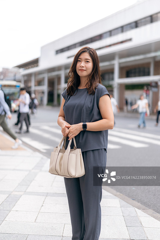 城市中站立的职业女性肖像图片素材