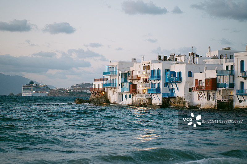 希腊海滨村庄，白色和蓝色建筑带有海景阳台图片素材