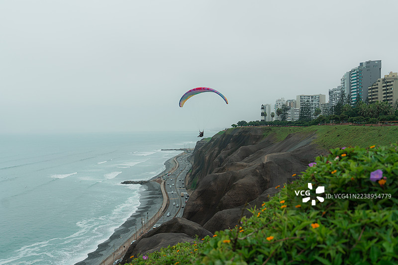 在秘鲁利马，滑翔伞飞越海面图片素材