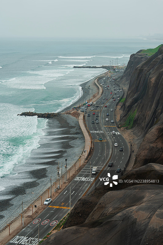 海边公路上的交通图片素材