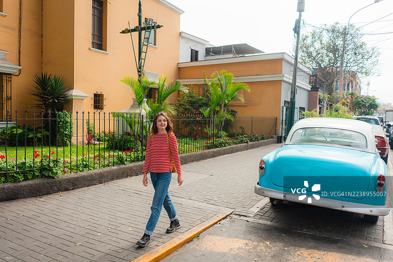 秘鲁利马的女性探索当地文化建筑图片素材