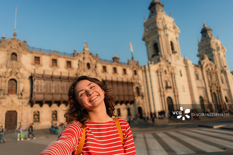 秘鲁利马武器广场上女性的自拍图片素材