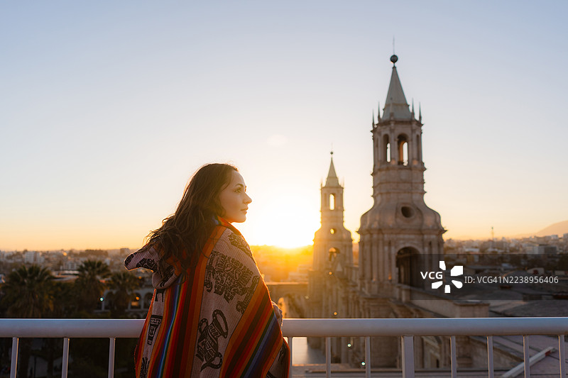 秘鲁阿雷基帕武器广场上的女人图片素材