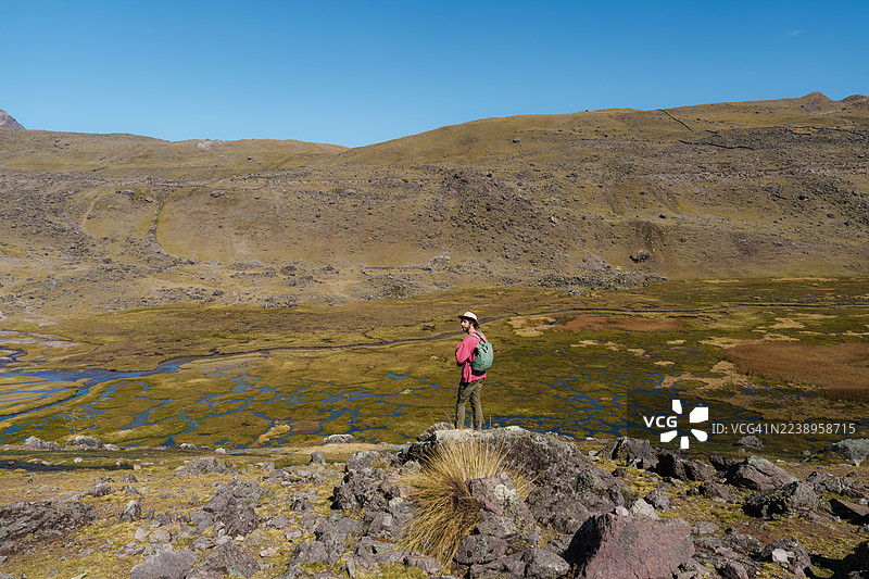 一位决心满满的男士在秘鲁安第斯山脉徒步图片素材