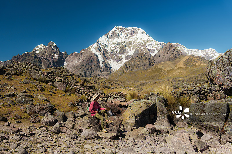 一位决心满满的男子在秘鲁安第斯山脉徒步图片素材