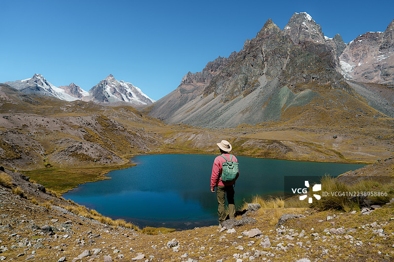 一位坚定的男人在秘鲁安第斯山脉徒步图片素材
