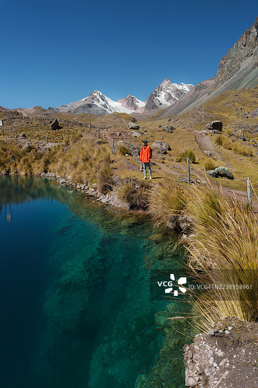 秘鲁安第斯山脉湖泊附近的徒步旅行女子图片素材