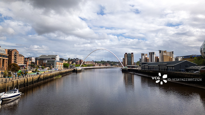 河对岸的全景图片素材