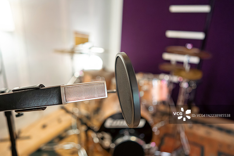 录音棚内，麦克风和防喷罩已调试完毕，准备进行声音检查。图片素材