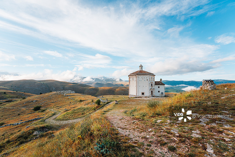 意大利阿布鲁佐圣玛丽亚德拉内韦教堂。图片素材