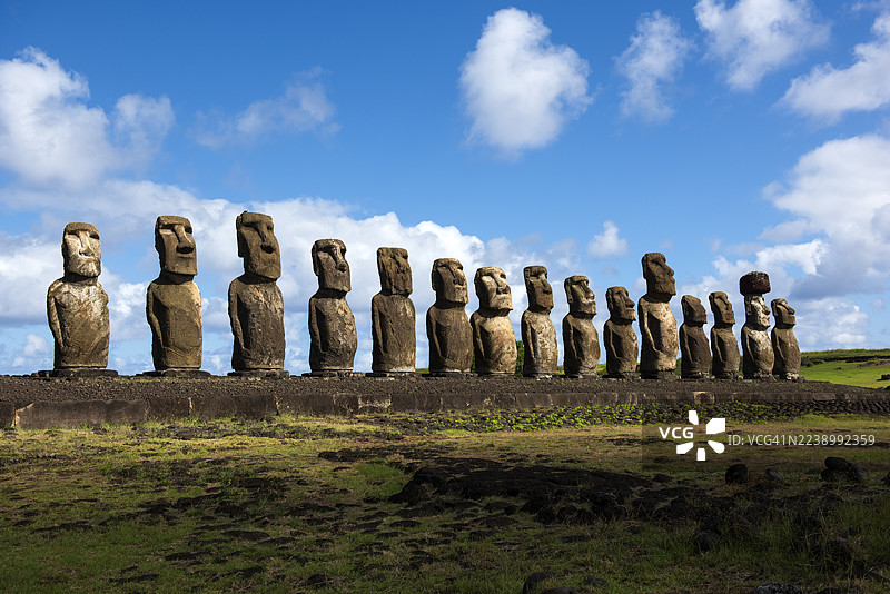 智利复活节岛，亚虎通加里奇的摩艾石像群图片素材