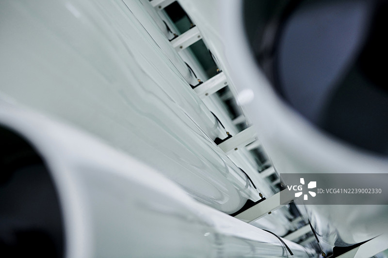 低角度视角拍摄的大型白色管道群背景图片素材