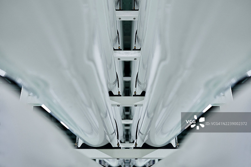 大型白色管道群的低角度视图背景图片素材