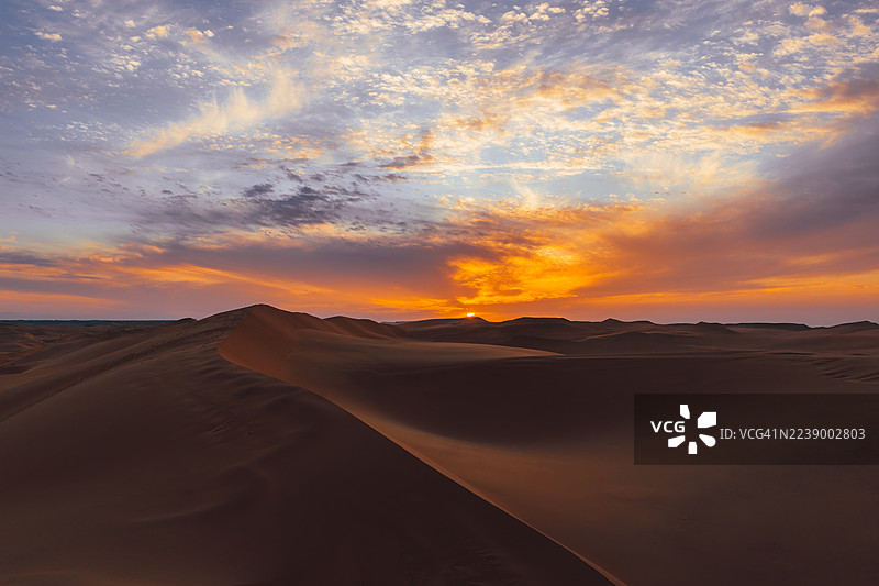 内蒙古乌海金色的日落沙丘图片素材