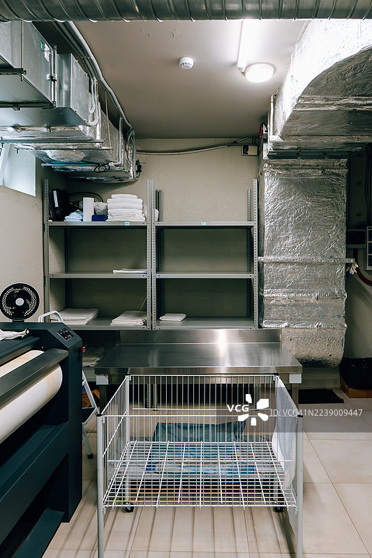 工业洗衣房配有公用设备和金属货架图片素材