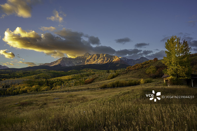 科罗拉多州特柳赖德附近威尔逊峰的池塘中倒映着秋色中的白杨林图片素材